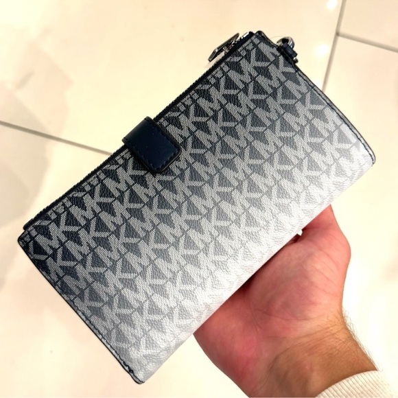 Michael Kors Jet Set Large Ombré Signature Logo Wristlet Navy Blue Multi - Picture 6 of 9